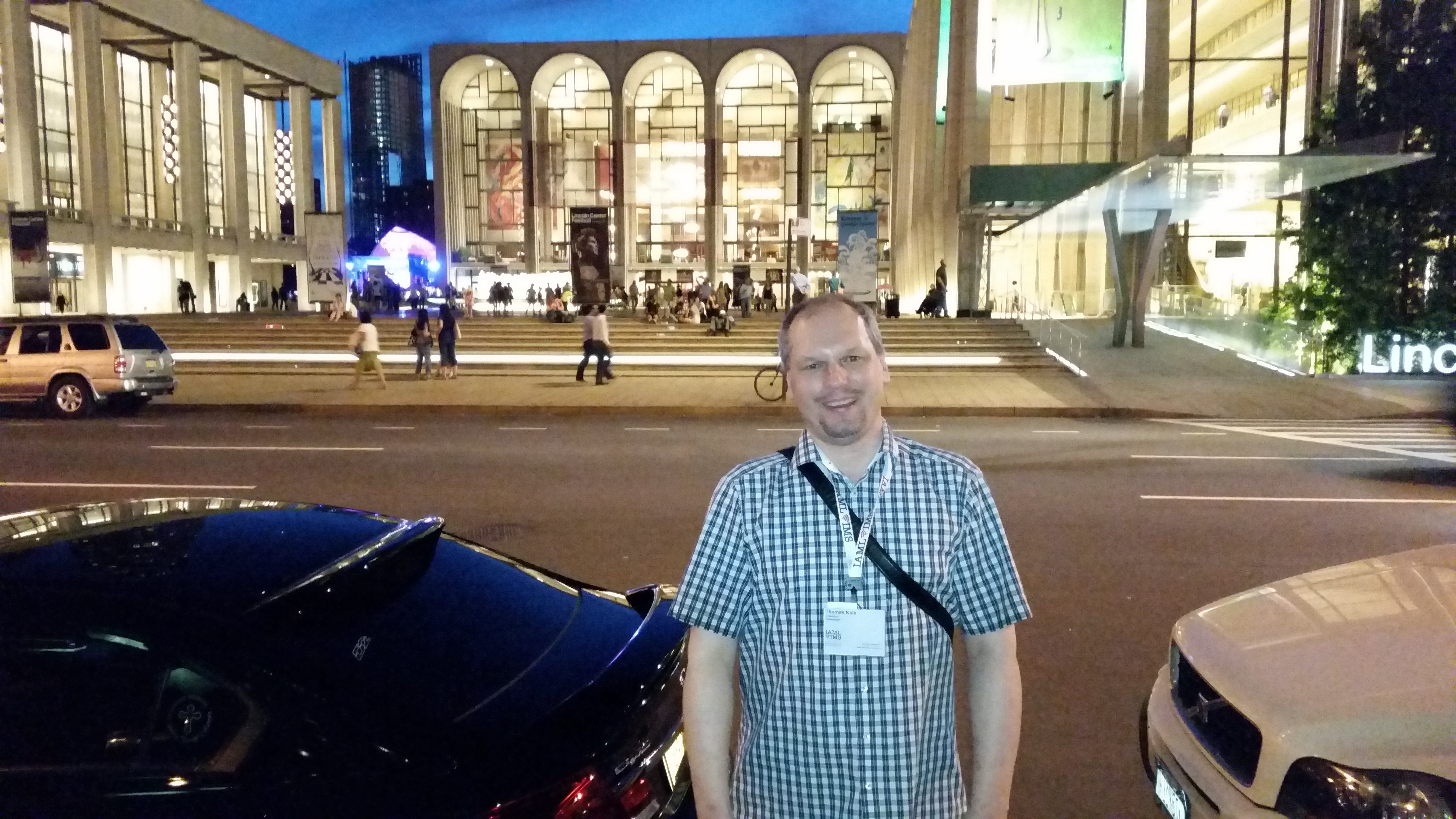 IAML-treasurer und Kongressteilnehmer vor der Metropolitan-Opera Lincoln-Center