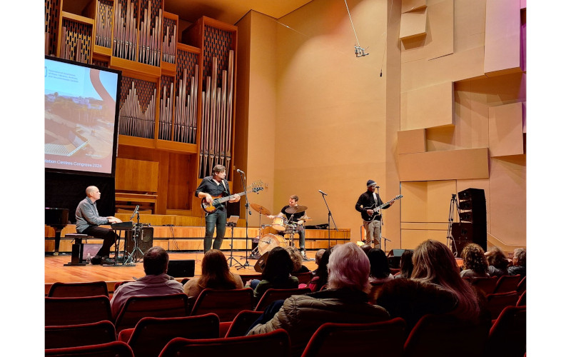 04-malkova-africa_my_love_-_louis_mhlanga_and_friends-diary